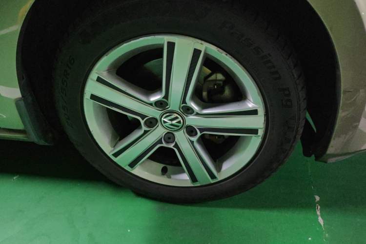 Used Volkswagen Golf 2014 1.6L Automatic Comfort Model Right Front Wheel Hub