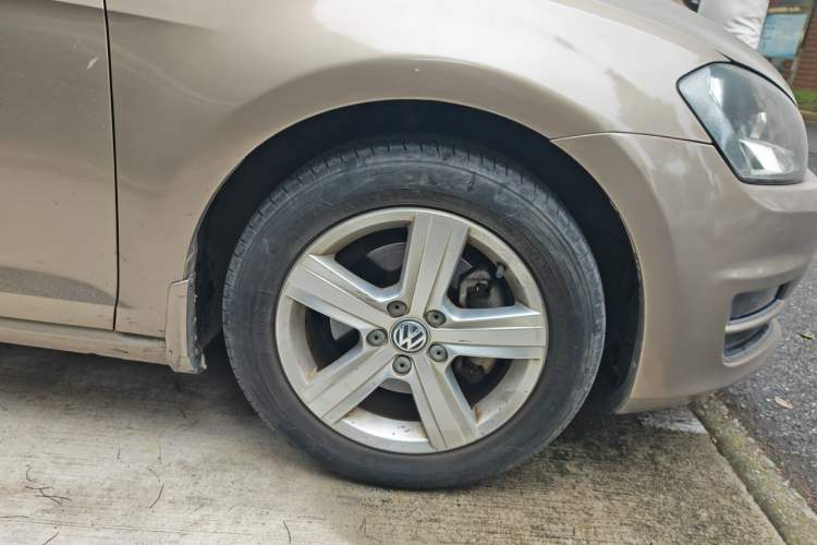 Used Volkswagen Golf 2014 1.4TSI Automatic Luxury Model Right Front Wheel Hub