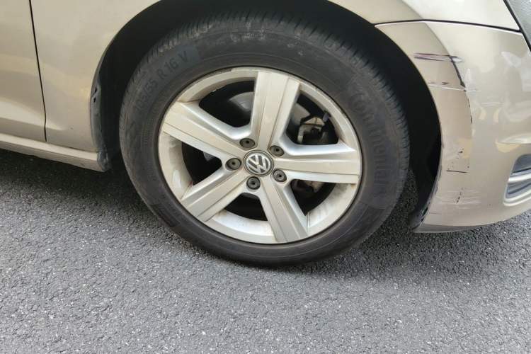 Used Volkswagen Golf 2014 1.4TSI Automatic Luxury Model Right Front Wheel Hub