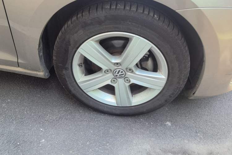 Used Volkswagen Golf 2014 1.4TSI Automatic Comfort Model Right Front Wheel Hub