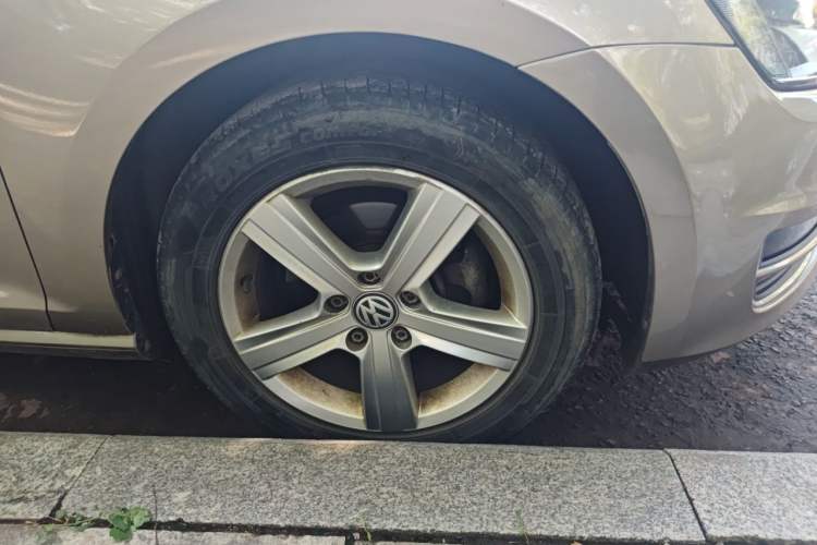 Used Volkswagen Golf 2014 1.6L Automatic Comfort Model Right Front Wheel Hub