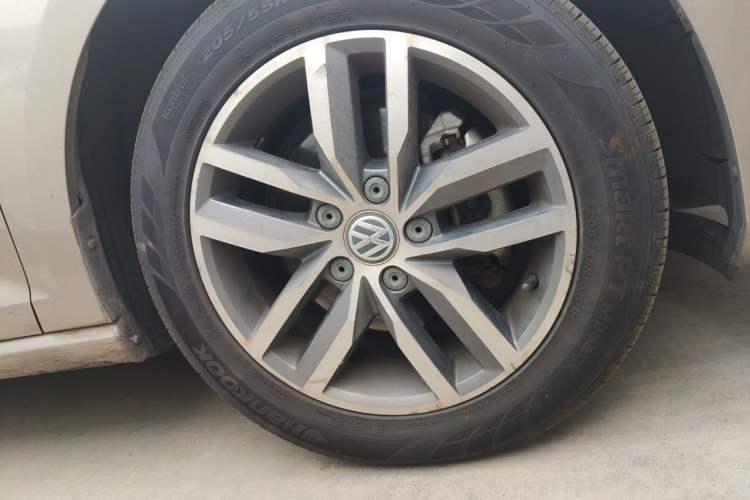 Used Volkswagen Golf 2014 1.4TSI Automatic Flagship Model Right Front Wheel Hub