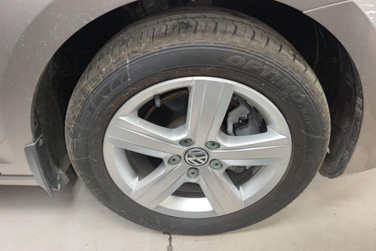 Used Volkswagen Golf 2014 1.6L Automatic Comfort Model Right Front Wheel Hub
