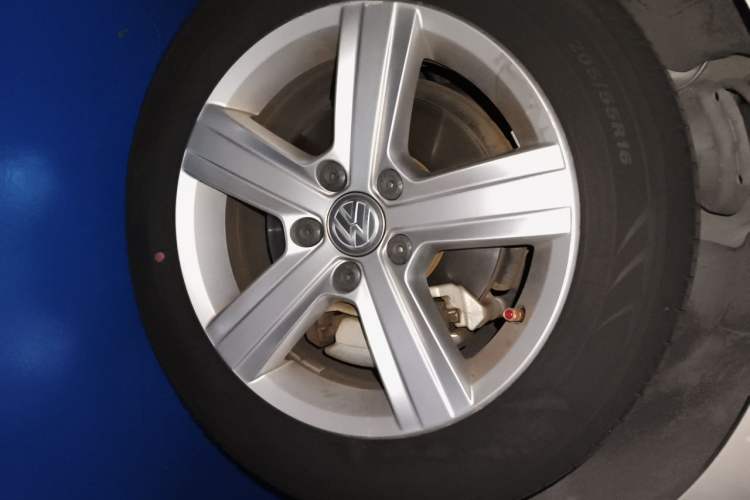 Used Volkswagen Golf 2014 1.4TSI Automatic Comfort Model Right Front Wheel Hub