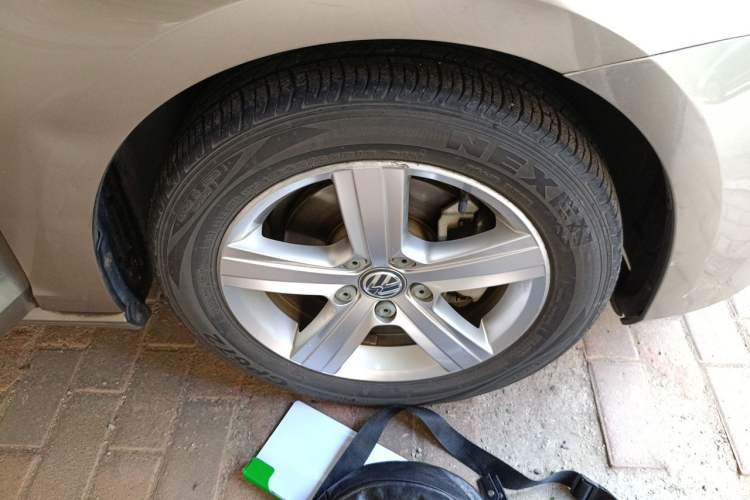 Used Volkswagen Golf 2014 1.4TSI Automatic Luxury Model Right Front Wheel Hub