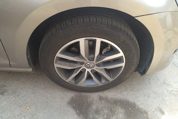 Used Volkswagen Golf 2014 1.4TSI Automatic Flagship Model Right Front Wheel Hub