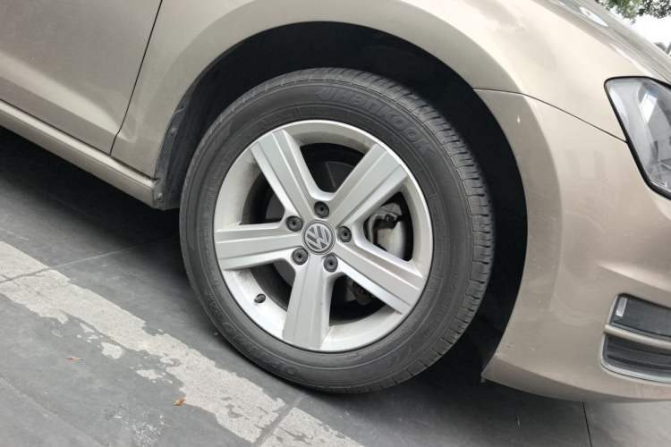 Used Volkswagen Golf 2014 1.6L Automatic Comfort Model Right Front Wheel Hub