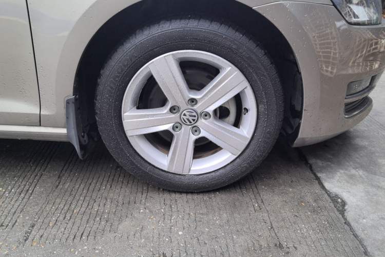 Used Volkswagen Golf 2014 1.4TSI Automatic Luxury Model Right Front Wheel Hub