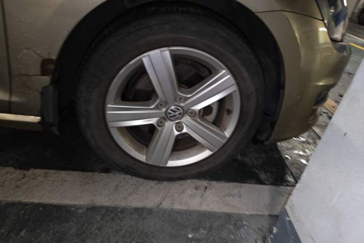 Used Volkswagen Golf 2014 1.4TSI Automatic Luxury Model Right Front Wheel Hub