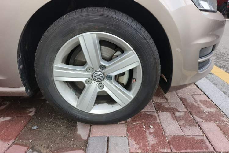 Used Volkswagen Golf 2014 1.6L Automatic Comfort Model Right Front Wheel Hub