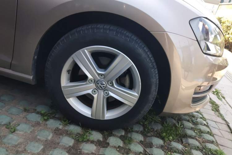 Used Volkswagen Golf 2014 1.4 TSI Manual Comfort Model Right Front Wheel Hub