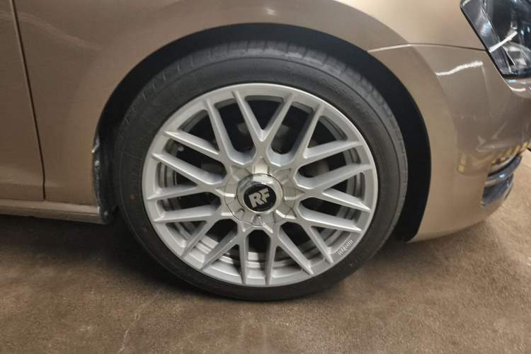 Used Volkswagen Golf 2014 1.4 TSI Manual Comfort Model Right Front Wheel Hub