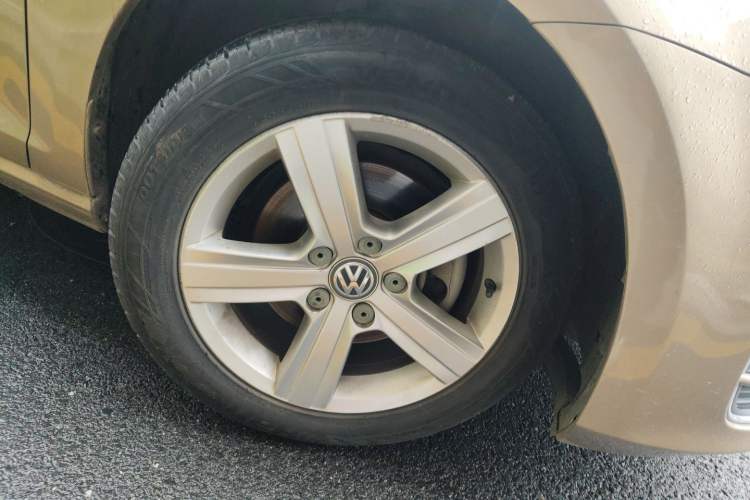 Used Volkswagen Golf 2014 1.6L Automatic Comfort Model Right Front Wheel Hub