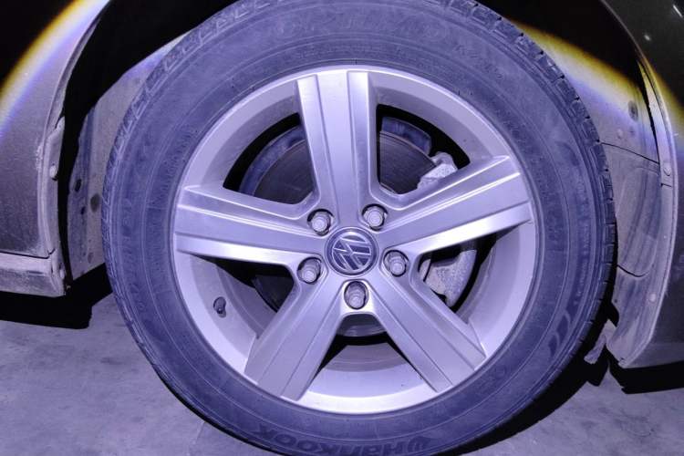 Used Volkswagen Golf 2014 1.4 TSI Manual Comfort Model Right Front Wheel Hub