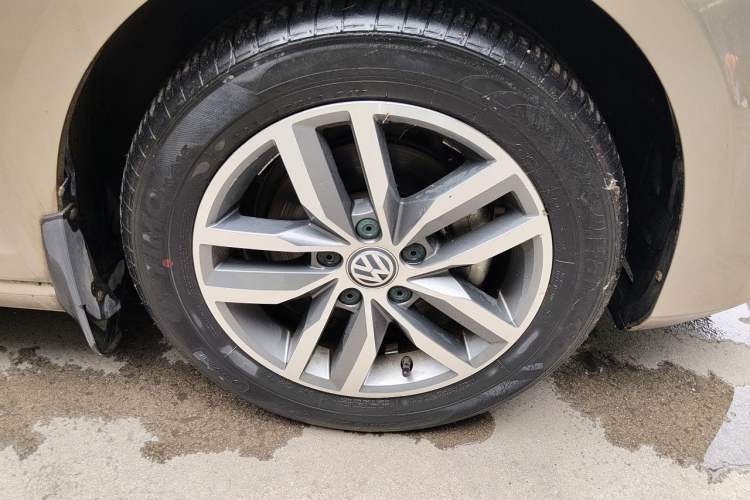 Used Volkswagen Golf 2014 1.4TSI Automatic Flagship Model Right Front Wheel Hub