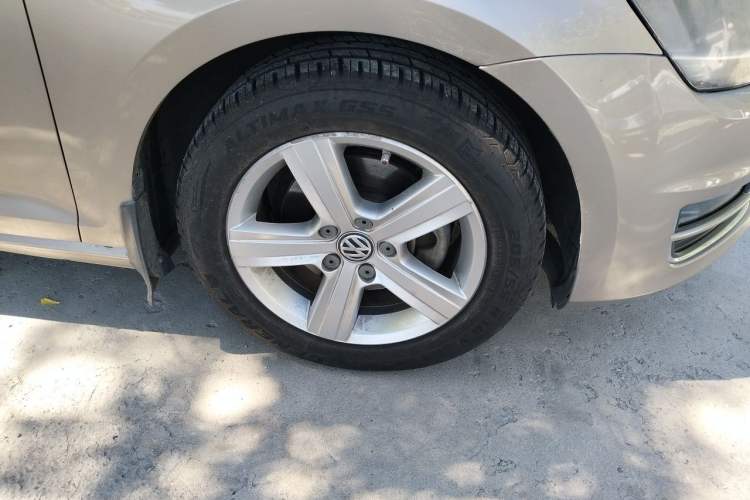 Used Volkswagen Golf 2014 1.4 TSI Manual Comfort Model Right Front Wheel Hub