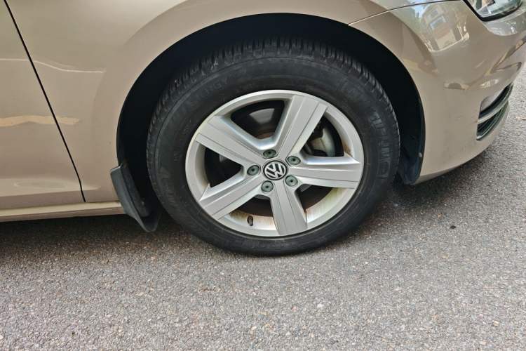 Used Volkswagen Golf 2014 1.4TSI Automatic Comfort Model Right Front Wheel Hub