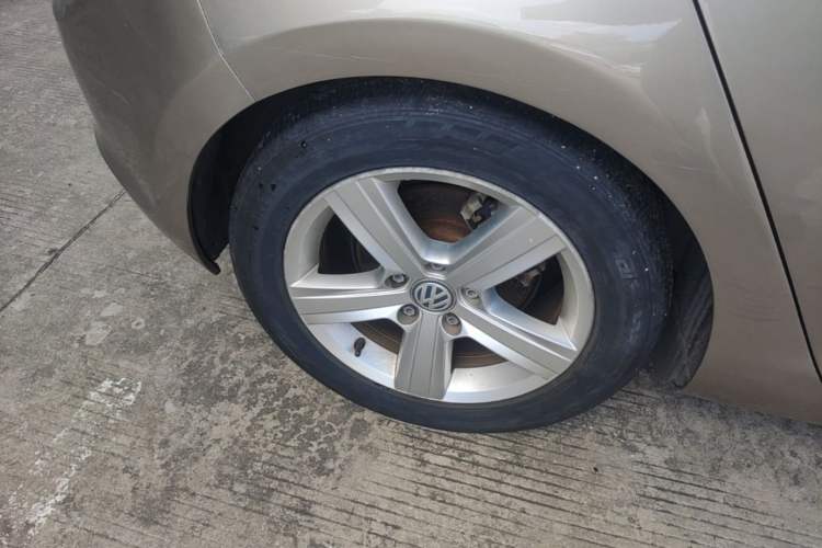 Used Volkswagen Golf 2014 1.4TSI Automatic Comfort Model Right Rear Wheel Hub