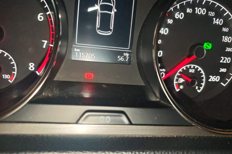 Used Volkswagen Golf 2014 1.4TSI Automatic Comfort Model Odometer Close Up