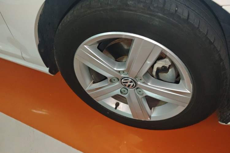 Used Volkswagen Golf 2014 1.4TSI Automatic Comfort Model Right Front Wheel Hub