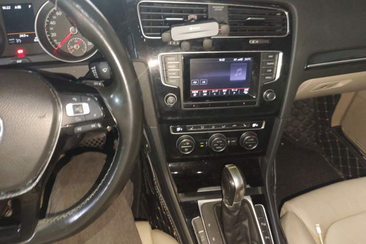 Used Volkswagen Golf 2014 1.4TSI Luxury Travel Edition Audio And AC Panel
