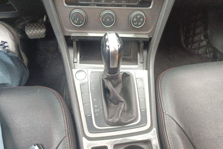 Used Volkswagen Golf 2014 1.4TSI Automatic Comfort Model Gear Lever