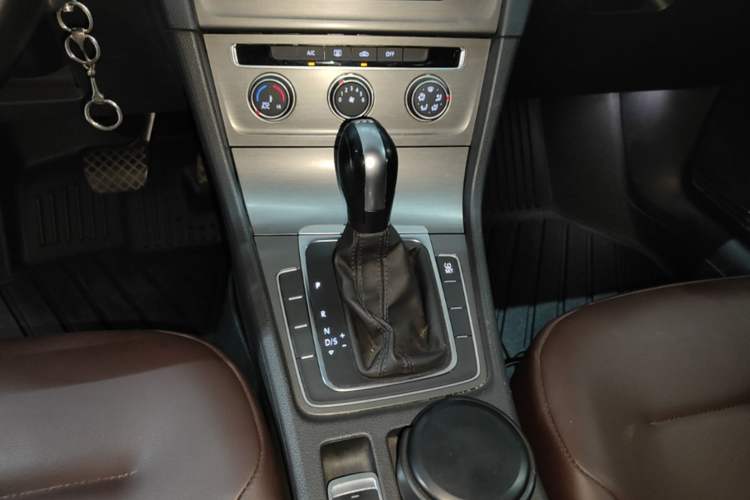 Used Volkswagen Golf 2014 1.4TSI Automatic Comfort Model Gear Lever