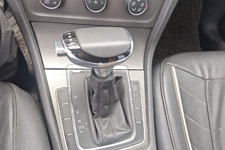 Used Volkswagen Golf 2014 1.4TSI Automatic Comfort Model Gear Lever