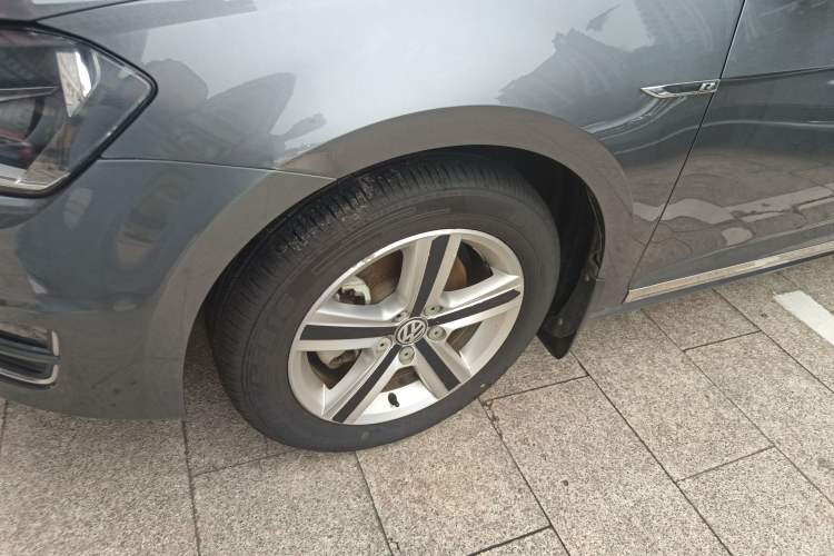 Used Volkswagen Golf 2014 1.4TSI Automatic Comfort Model Left Front Wheel Hub