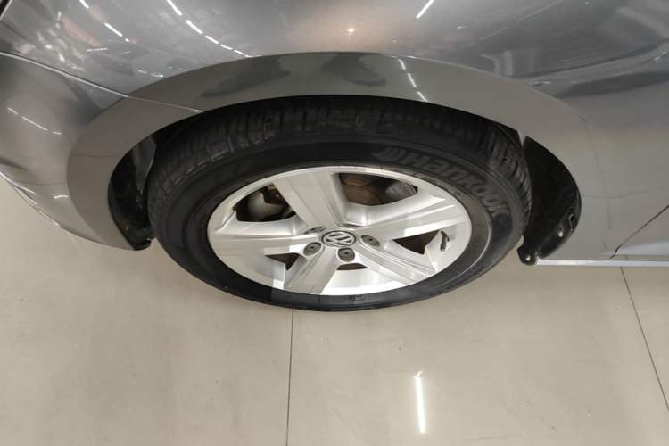 Used Volkswagen Golf 2014 1.4TSI Automatic Comfort Model Left Front Wheel Hub