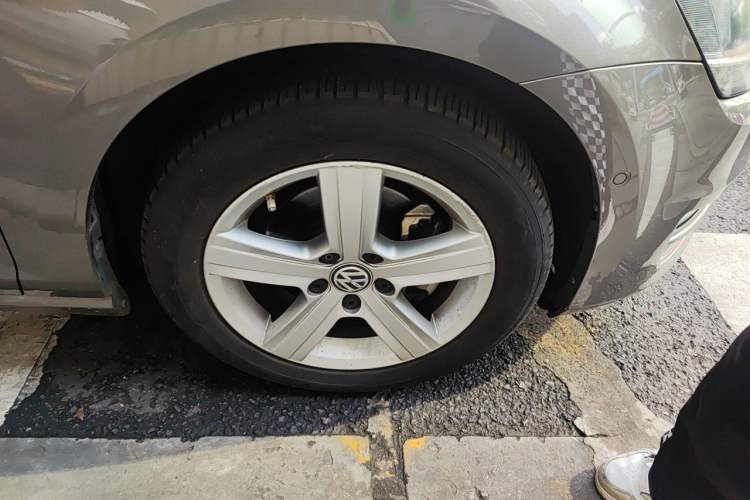 Used Volkswagen Golf 2014 1.4TSI Luxury Travel Edition Right Front Wheel Hub