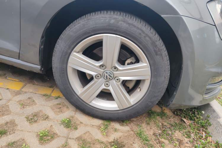 Used Volkswagen Golf 2014 1.4TSI Automatic Comfort Model Right Front Wheel Hub