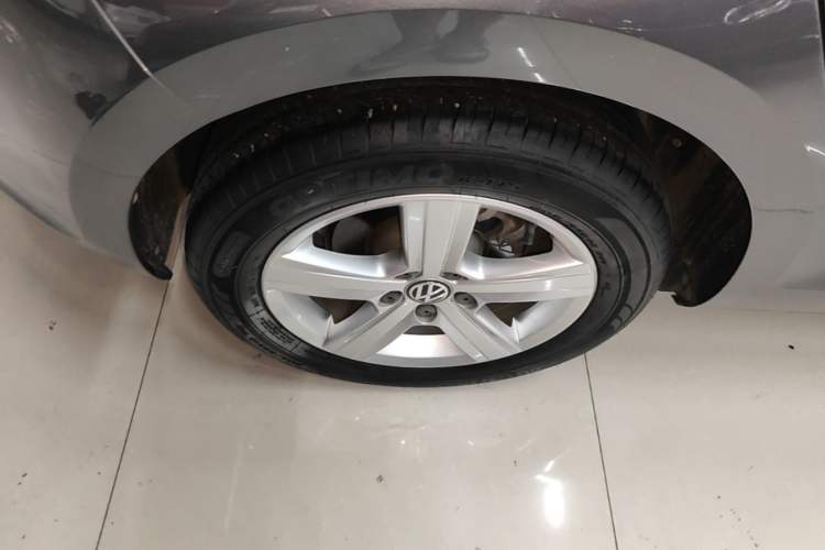 Used Volkswagen Golf 2014 1.4TSI Automatic Comfort Model Right Rear Wheel Hub