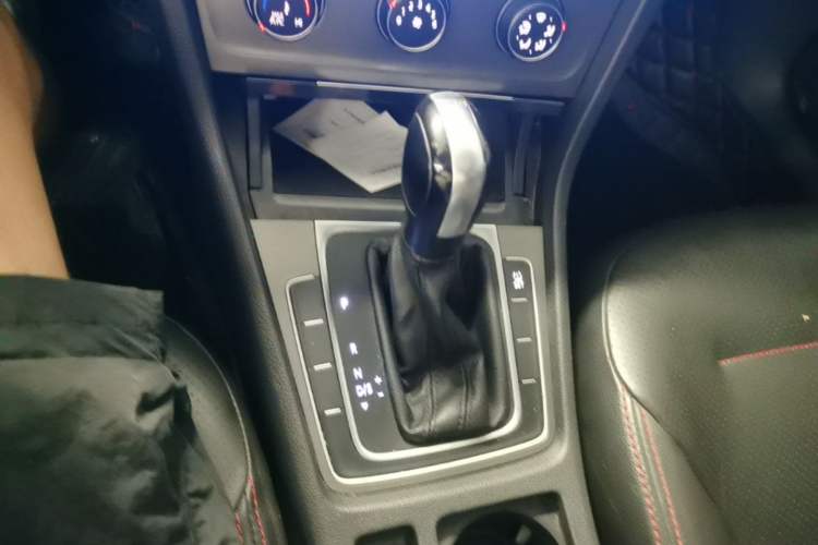 Used Volkswagen Golf 2014 1.4TSI Automatic Comfort Model Gear Lever