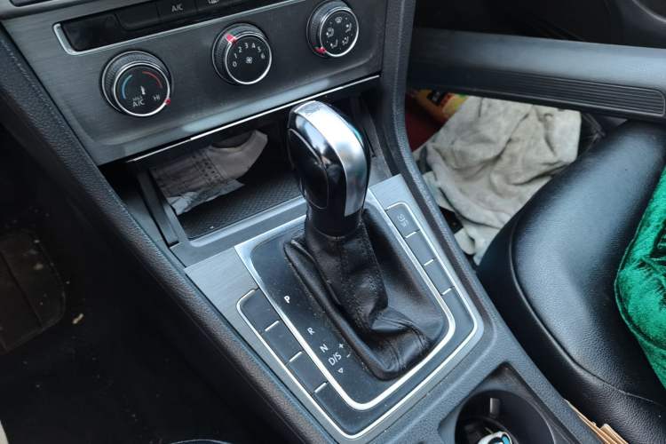 Used Volkswagen Golf 2014 1.4TSI Automatic Comfort Model Gear Lever