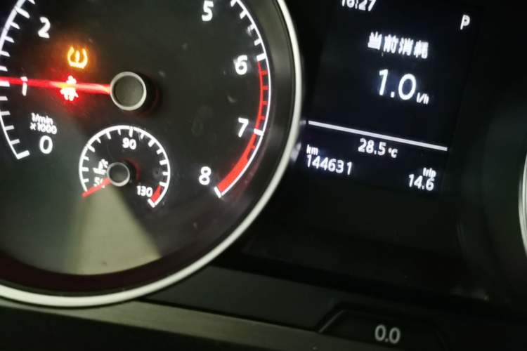 Used Volkswagen Golf 2014 1.4TSI Automatic Comfort Model Odometer Close Up
