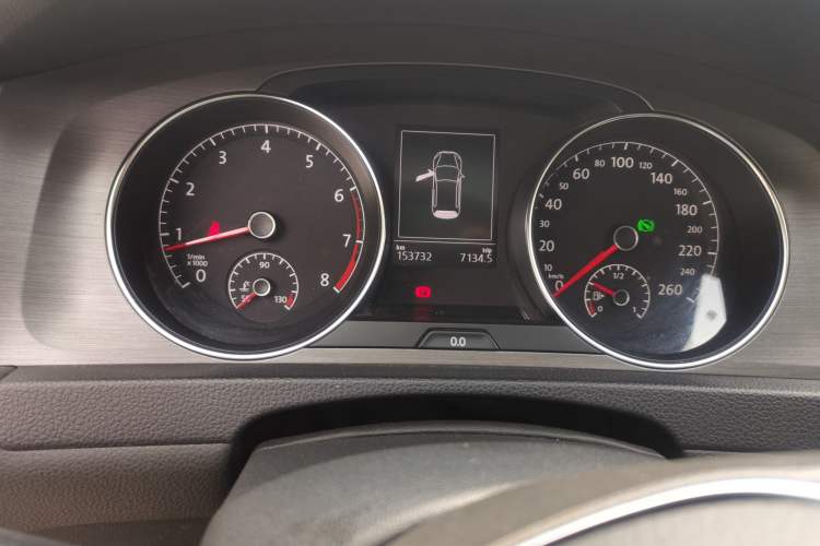 Used Volkswagen Golf 2014 1.4TSI Automatic Comfort Model Odometer Close Up