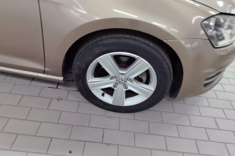 Used Volkswagen Golf 2014 1.4TSI Automatic Comfort Model Right Front Wheel Hub