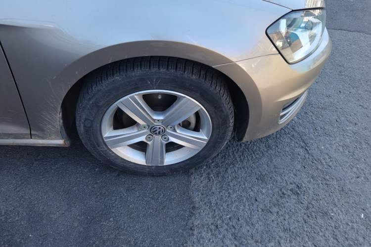 Used Volkswagen Golf 2014 1.4TSI Automatic Comfort Model Right Front Wheel Hub