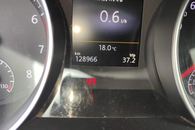 Used Volkswagen Golf 2014 1.4TSI Luxury Travel Edition Odometer Close Up