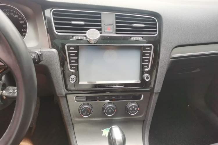 Used Volkswagen Golf 2014 1.6L Automatic Comfort Model Audio And AC Panel