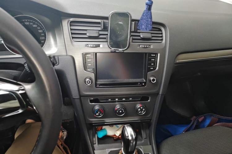 Used Volkswagen Golf 2014 1.6L Automatic Comfort Model Audio And AC Panel
