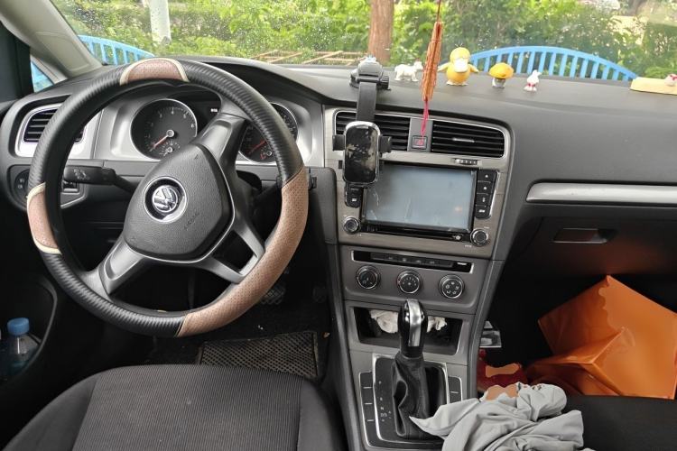 Used Volkswagen Golf 2014 1.6L Automatic Fashion Model Center Console
