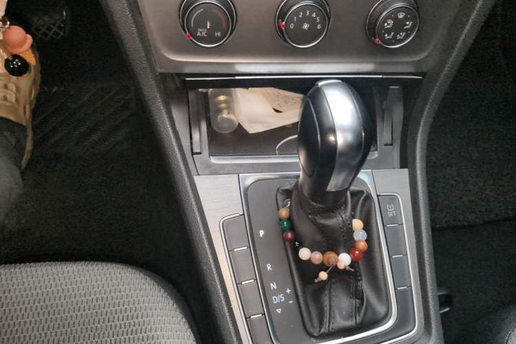 Used Volkswagen Golf 2014 1.6L Automatic Comfort Model Gear Lever