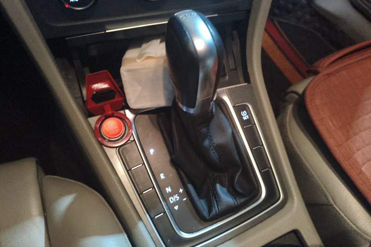 Used Volkswagen Golf 2014 1.4TSI Automatic Luxury Model Gear Lever