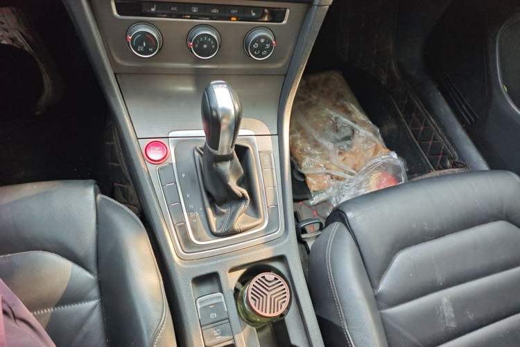 Used Volkswagen Golf 2014 1.4TSI Automatic Luxury Model Gear Lever