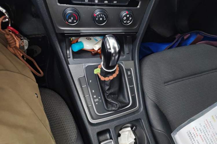 Used Volkswagen Golf 2014 1.6L Automatic Comfort Model Gear Lever