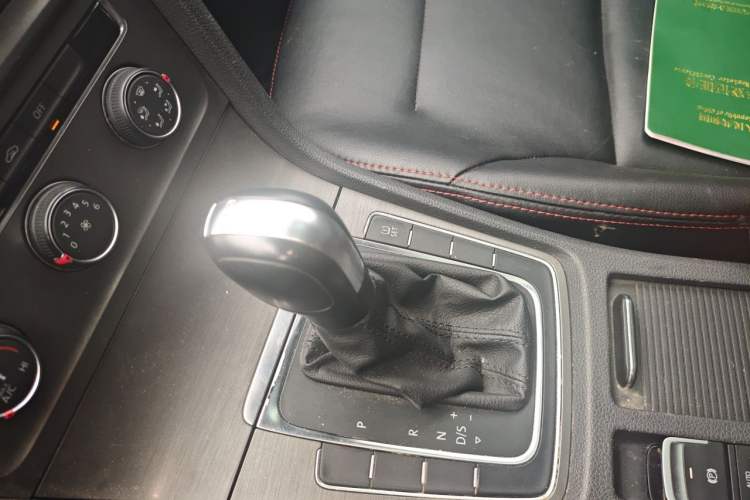 Used Volkswagen Golf 2014 1.4TSI Automatic Comfort Model Gear Lever