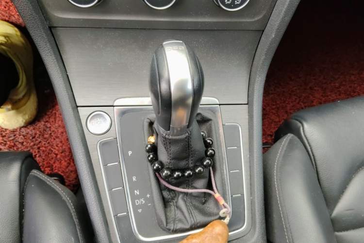 Used Volkswagen Golf 2014 1.4TSI Automatic Luxury Model Gear Lever