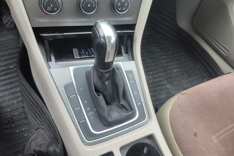 Used Volkswagen Golf 2014 1.4TSI Automatic Comfort Model Gear Lever